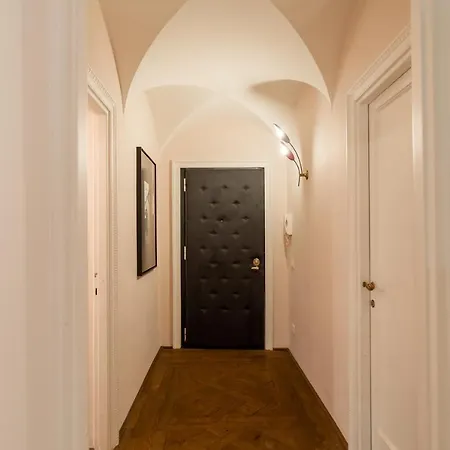 Chic And Style In Historical Via Giulia * روما